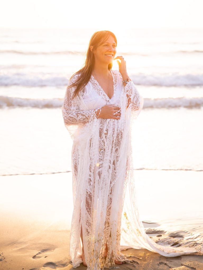 photo d'une future maman à la plage