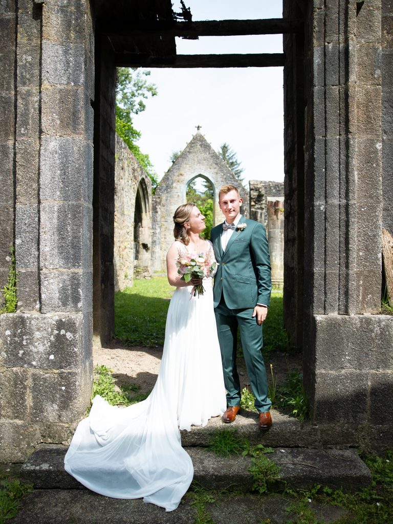 un couple de mariés qui posent pendant leur séance photo de mariage à plounéventer