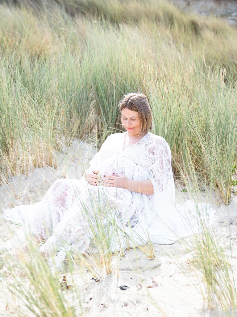 une femme enceinte pendant sa séance photos grossesse à kerlouan