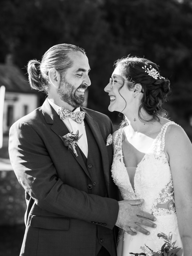 un couple de mariés qui rient pendant leur séance photos couple à l'abbaye de bon repos