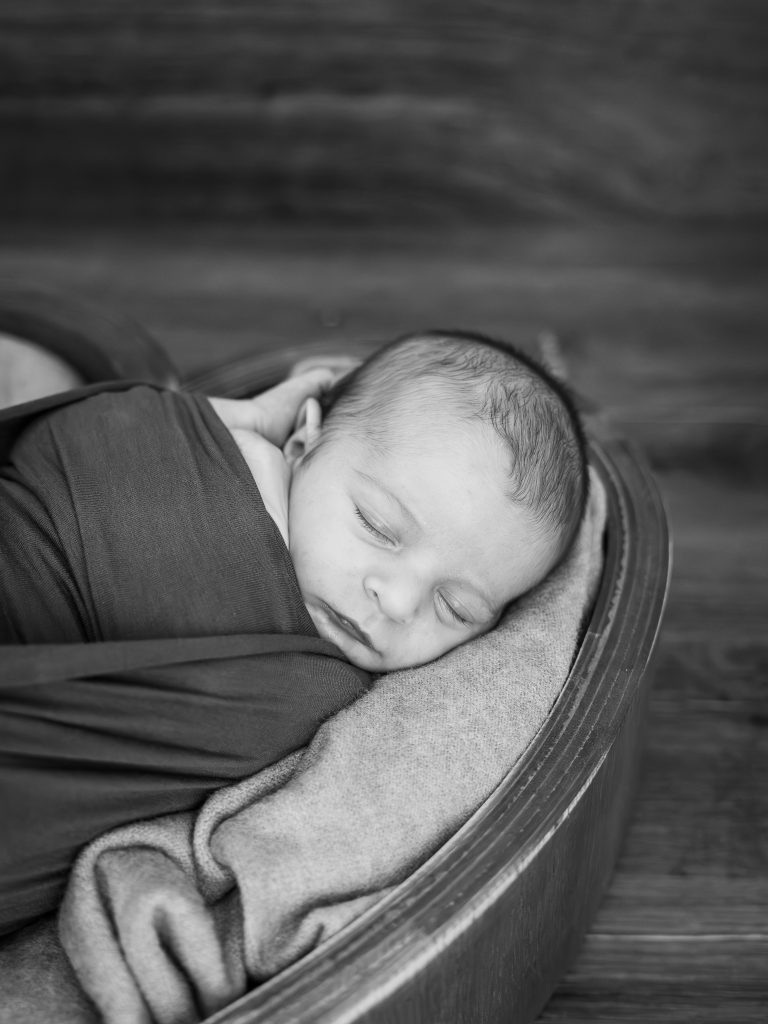 photo d'un bébé qui dort pendant la séance photos naissance en studio à Landerneau