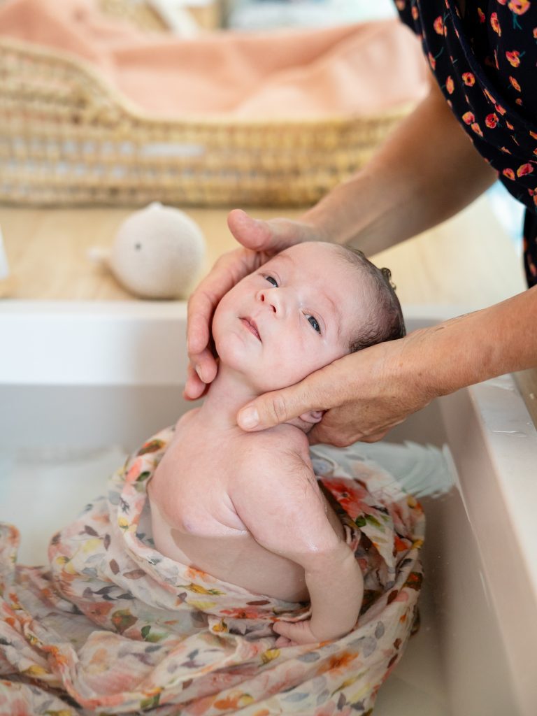 une petite fille pendant son thalasso bain bébé à guipavas