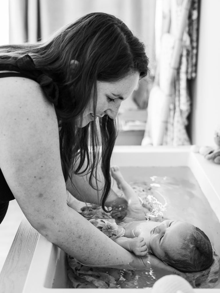 une maman qui tient son bébé dans l'eau pendant son thalasso bain bébé à guipavas