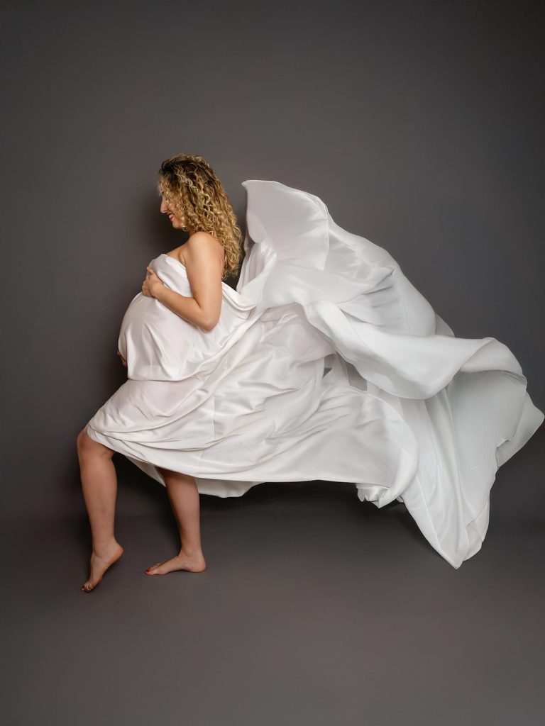 une future maman pendant sa séance photo grossesse en studio avec Audrey LE BIHAN PHOTOGRAPHIES
