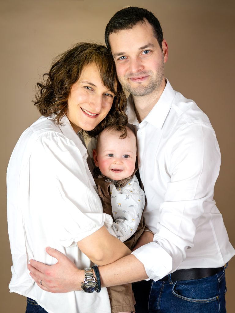 une famille heureuse pendant la séance photo au studio de Audrey LE BIHAN PHOTOGRAPHIES à Plougastel Daoulas en bretagne