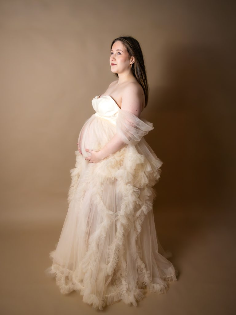 une future maman en séance photo au studio de Audrey LE BIHAN PHOTOGRAPHIES à Plougastel