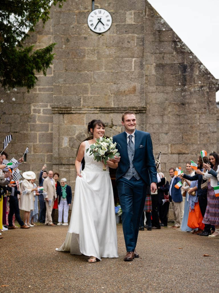 photo d'un couple de mariés à la sortie de l'église à Lannildut en Bretagne