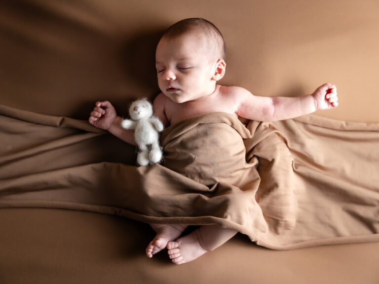 petit garçon qui dort pendant sa seance photo naissance à brest chez Audrey LE BIHAN photographies
