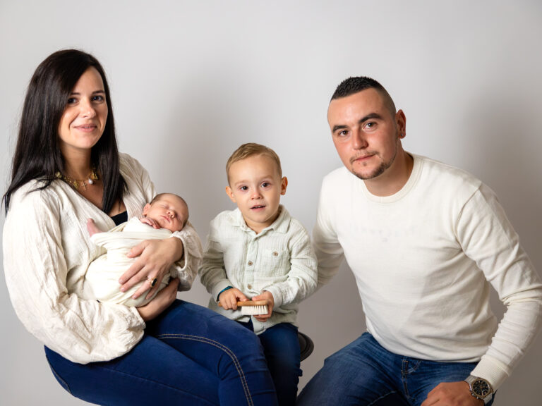 une famille pendant la seance photo naissance chez Audrey LE BIHAN photographies à brest