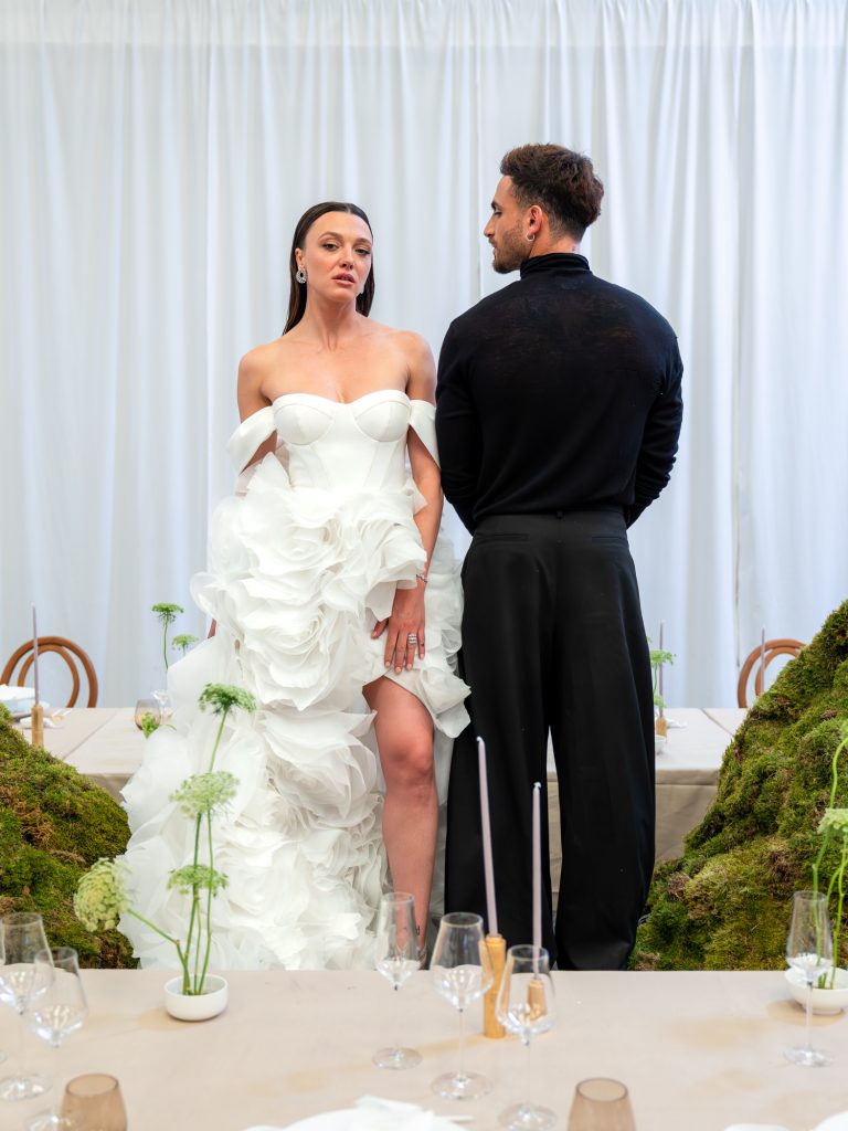 un couple de mariés élégants