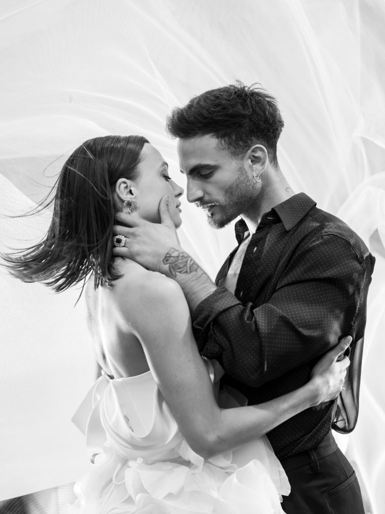 un couple de mariés élégants